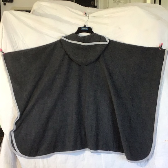 Women’s LeModa Charcoal Gray Cape. Size One Size fits most. - Picture 7 of 11